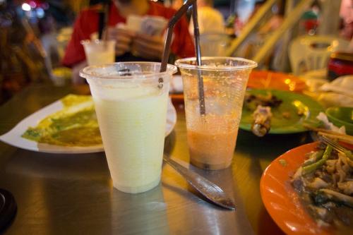 地摊经济火了但还是开店,地摊月入10万的生意