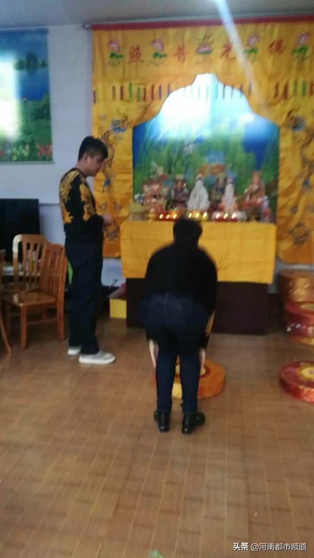 老赖变“大师”，逼哺乳期妈妈下跪！被众人扇耳光、踩踏致死！