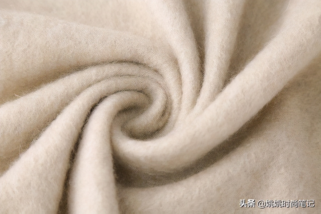 双面羊绒大衣为什么很薄,双面羊绒大衣为何有的软有的硬