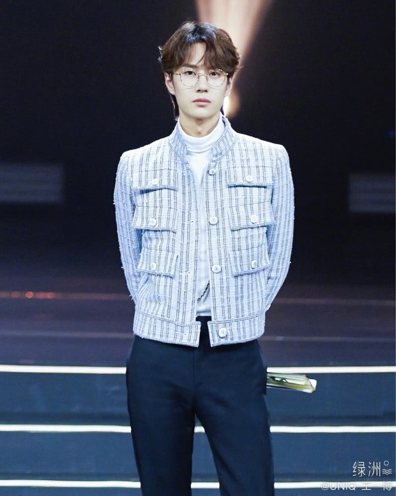 王一博520飞上海录《街舞》，穿厚外套全程低头，膝盖受伤惹人疼