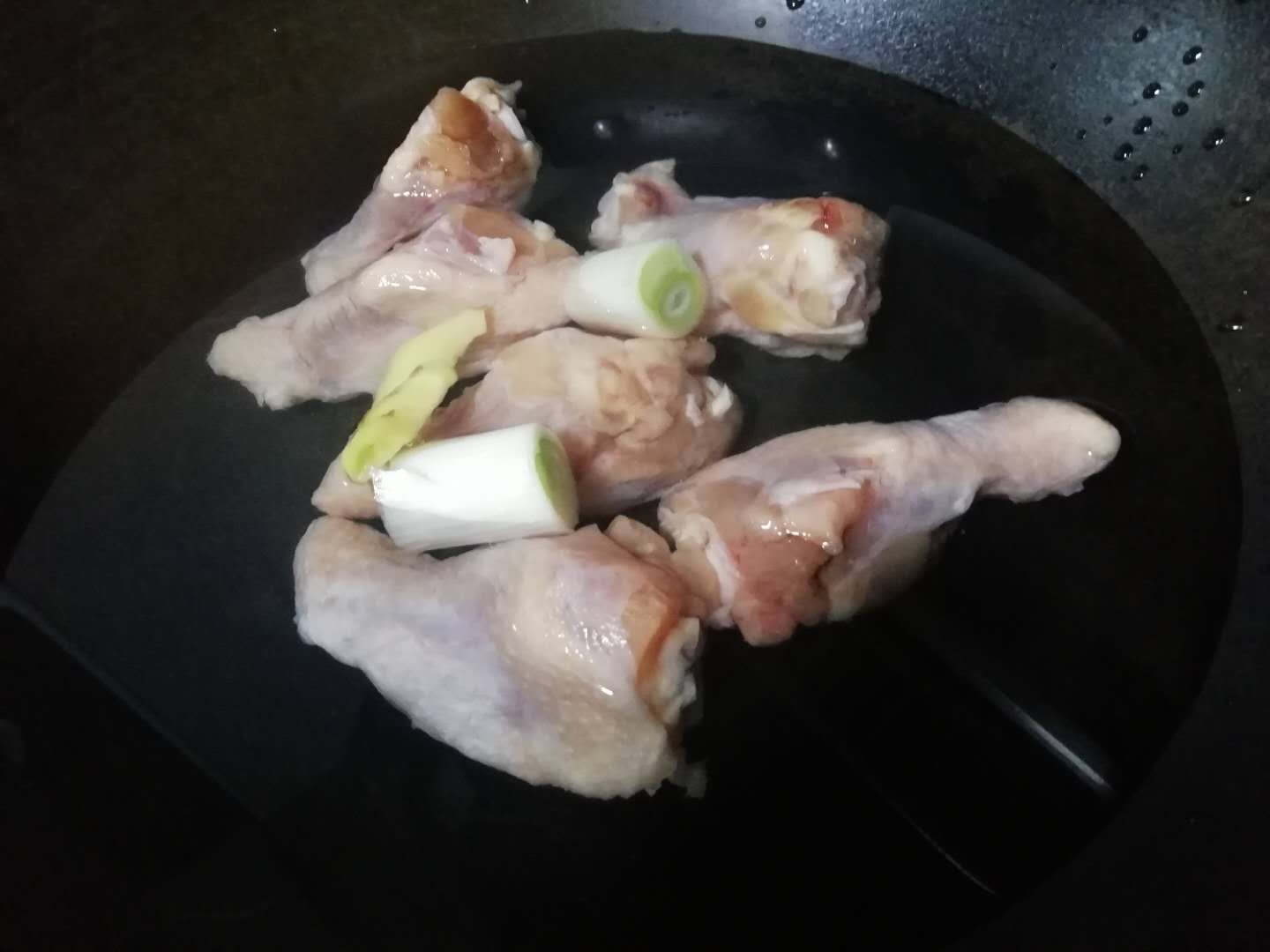 怎么做炸鸡腿不费油大鸡腿,如何炸鸡腿才能使鸡腿好吃
