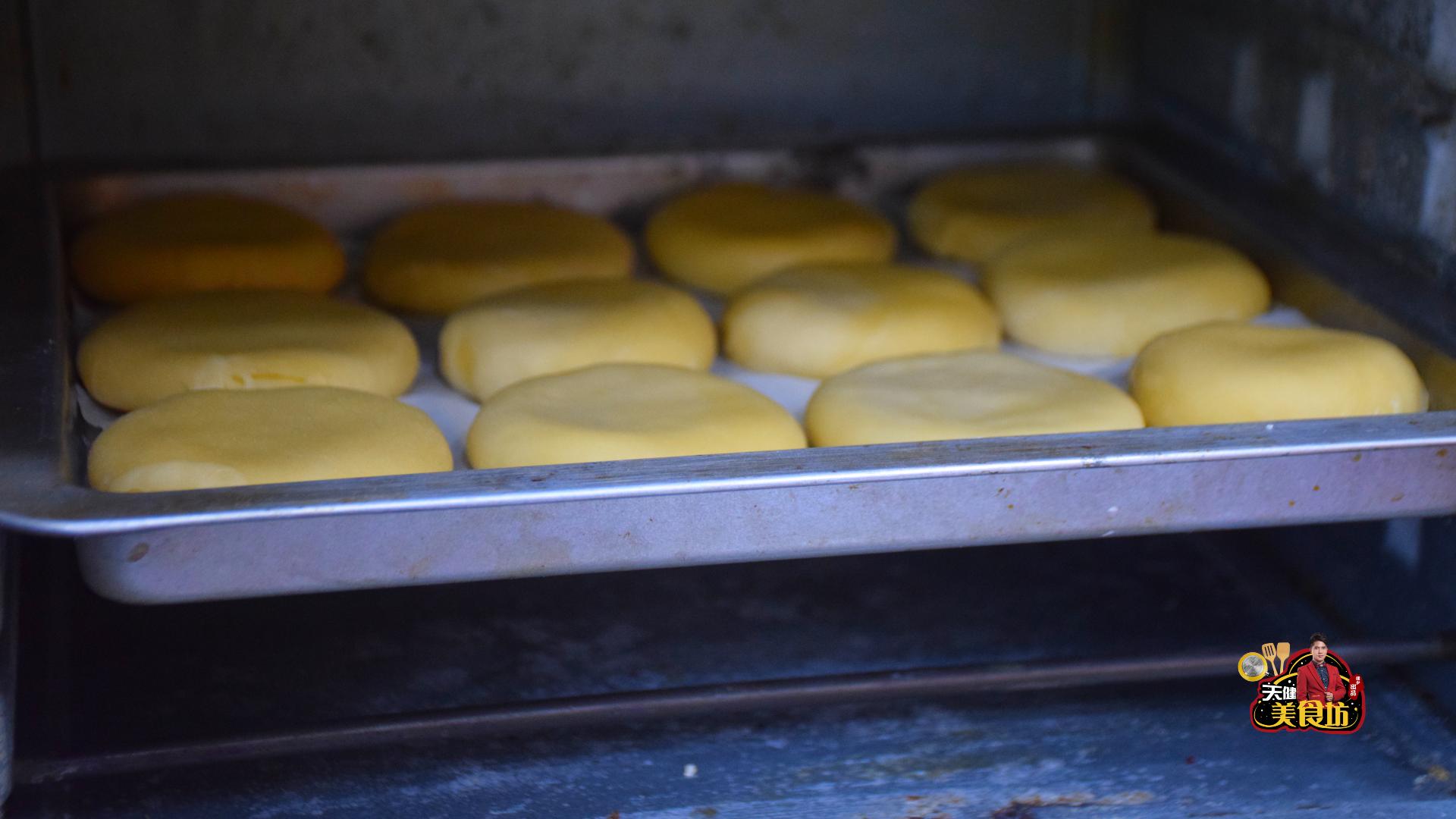 广式软皮绿豆饼的做法视频,为你讲解酥皮绿豆饼的制作方法