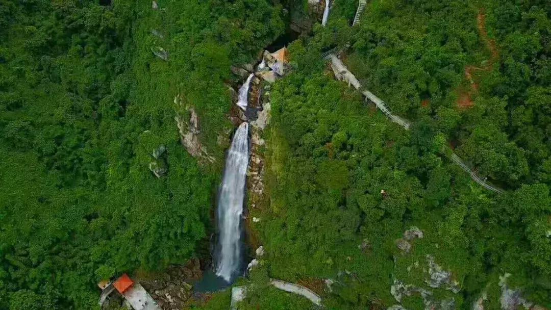 清远这座糖果色湖景汤泉别墅，私藏气派大瀑布和绝美草原！！