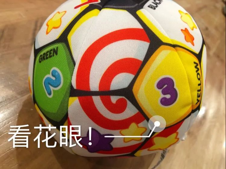 引导爬行、练习大运动，低幼音乐足球带给孩子的趣味运动机会