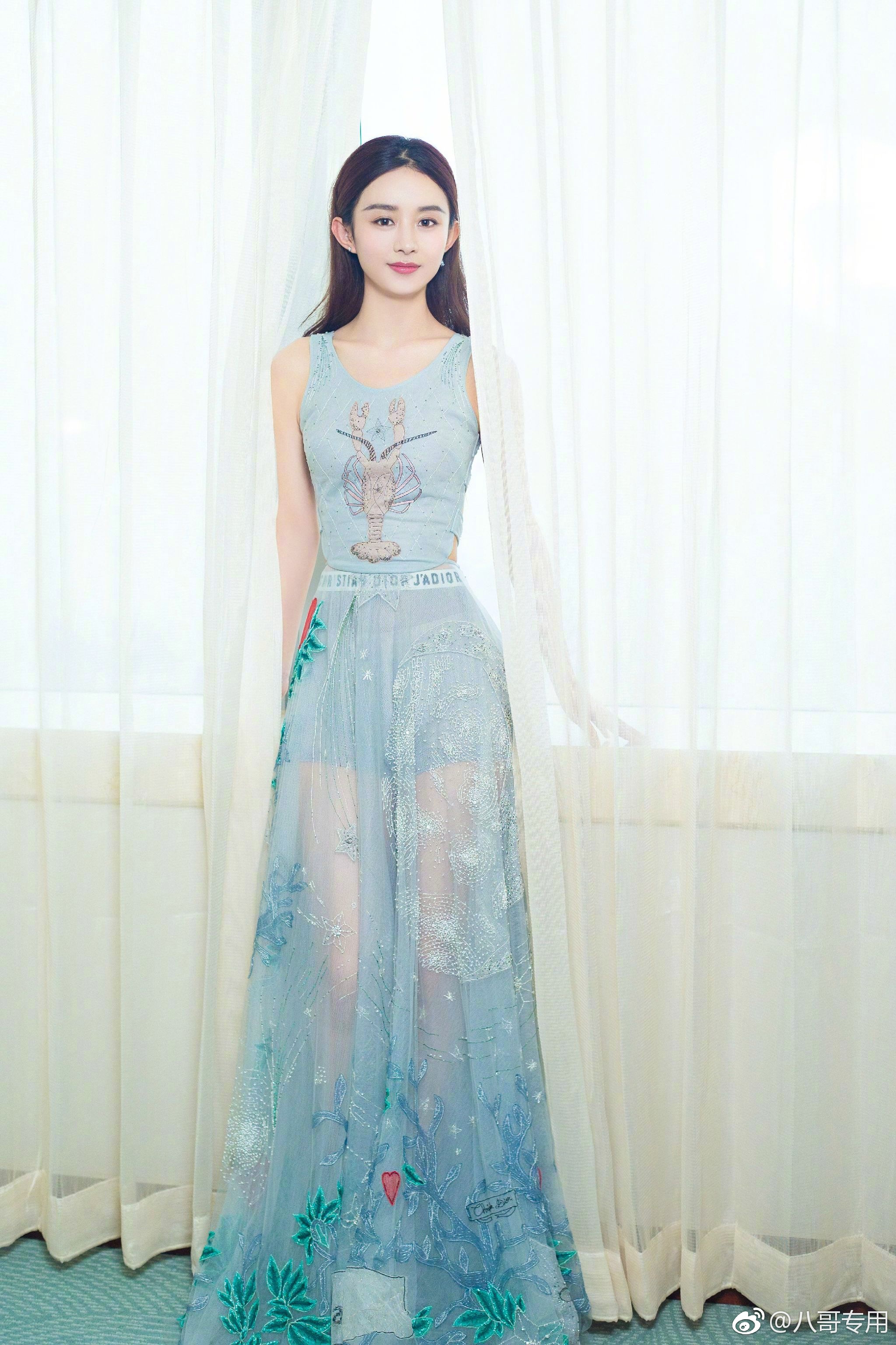 有一种“平胸”叫赵丽颖，看到她的穿着，才知什么叫高级的性感