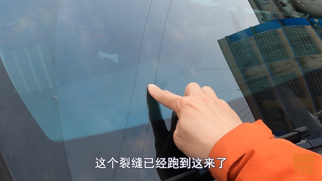 车子挡风玻璃裂一点怎么办,车子挡风玻璃破了去哪里换划算