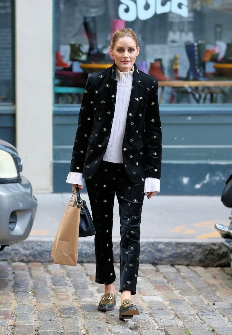 穿惯了普通的西装,来点不一样的款式,复古的丝绒西装值得一试