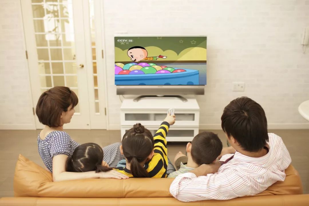 大头儿子在大街上发脾气被爸爸吼,当孩子怒吼时家长应该说什么