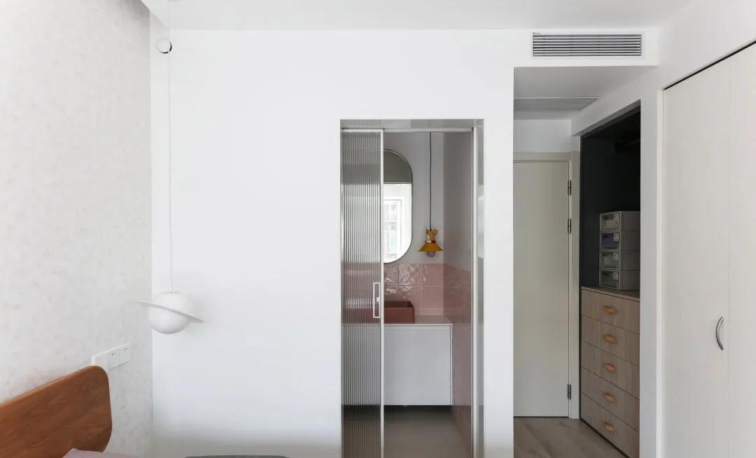 100平现代简约阳台装修风格,125平带阳台简约温馨装修风格