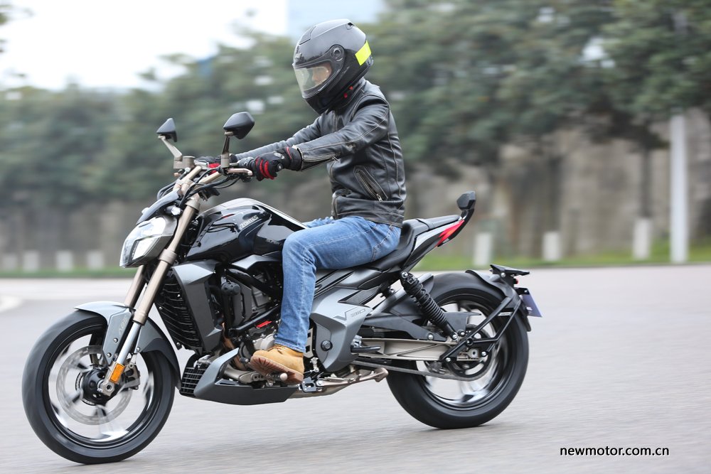 升仕310V试驾/多图：舒适好骑的运动太子车，标配ABS，全LED灯具