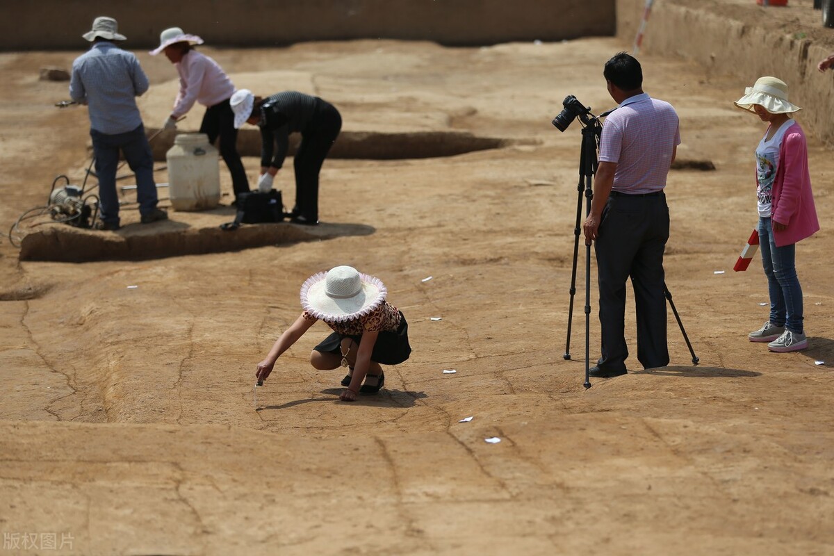 建筑工地挖出鬼火,地下冒绿光挖出的东西