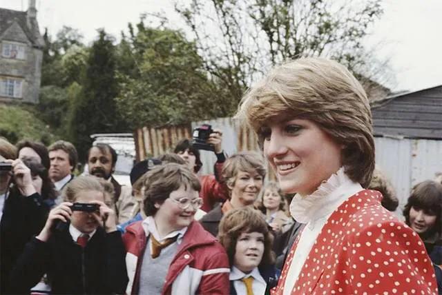 她是永远的“英伦玫瑰”，赢得了全英国的尊重，却输给情敌卡米拉