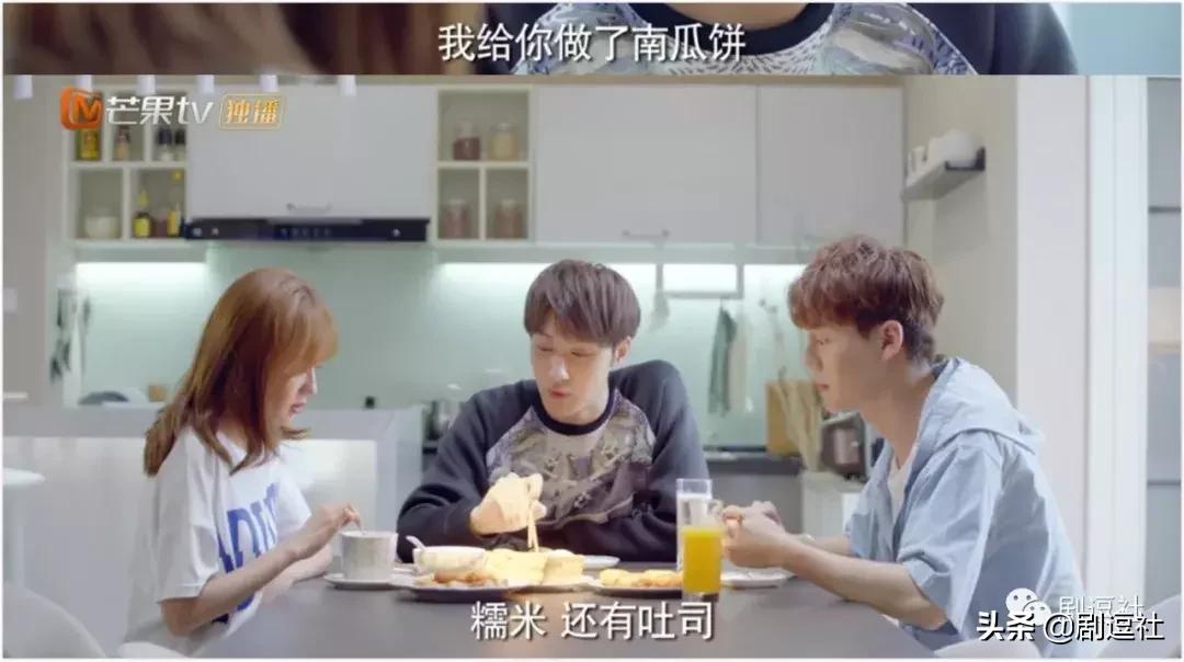 这是什么甜甜的爱情，女一男二举高高发糖太有爱了！