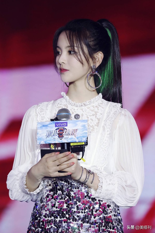 杨超越最新照穿搭,杨超越银灰挑染暗黑大片