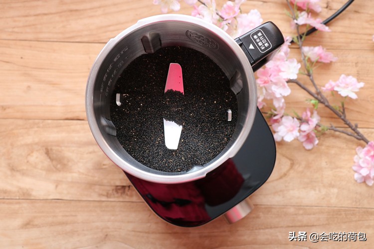 80岁奶奶常吃黑芝麻，教我家常做法，营养美味又简单，越吃越精神