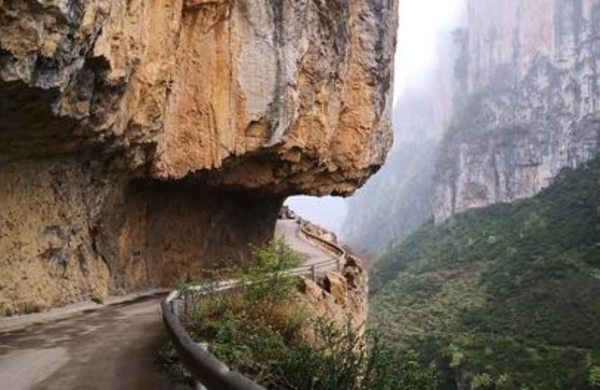 贵州大山悬崖上的一条小路,贵州大山上一条危险的悬崖公路