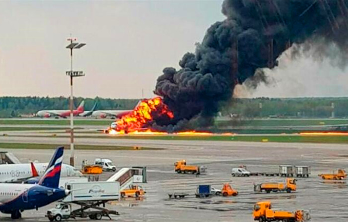 一架俄航客机刚升空就遭雷击，迫降时又出意外，超过一半乘客遇难