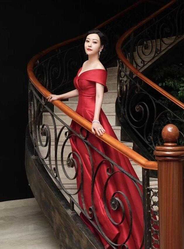 郝蕾身材真有料,穿黑色蕾丝上衣搭配白色半身裙,身材凹凸有致