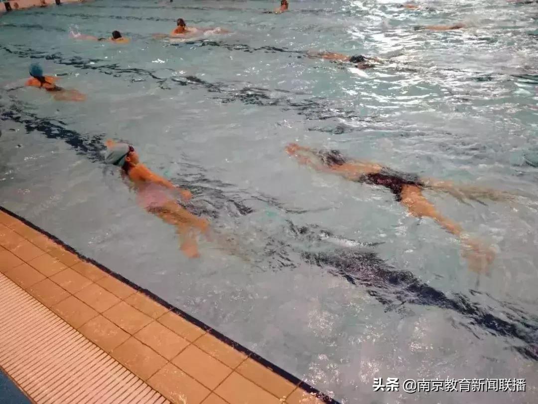 中国中小学应该普及游泳课,南京中小学游泳体育课程