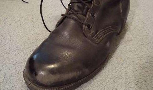 穿皮鞋磨破了脚抹什么东西,皮鞋被蹭掉一块皮怎么办