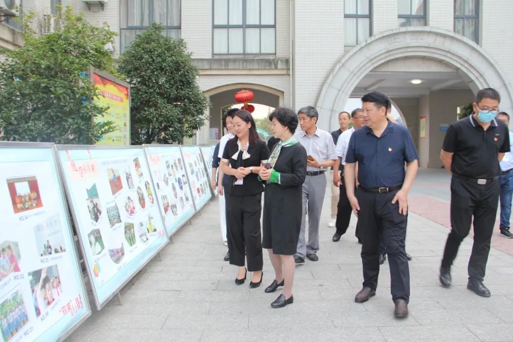 江苏省教育厅副厅长顾月华来盐城一小学指导双减工作