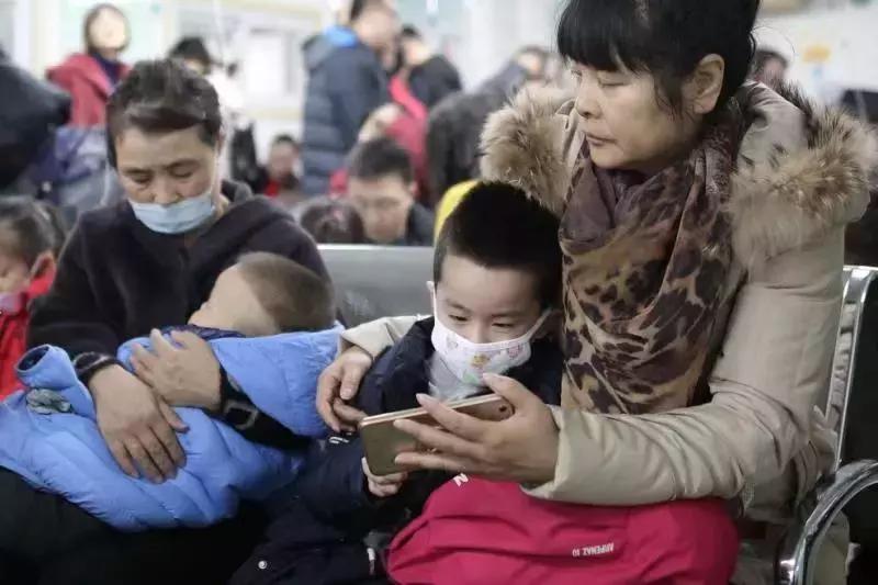 心疼！为何大连市儿童医院里三层外三层？