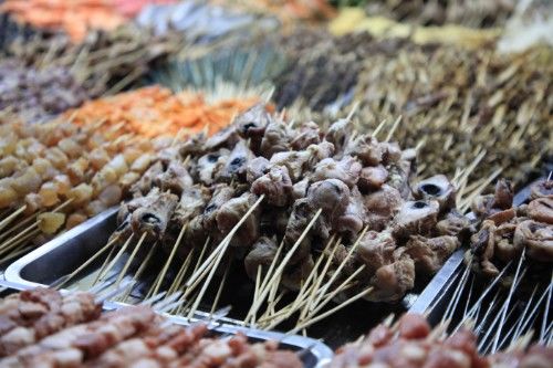 这座城以夜市美食闻名,传承千年彻夜灯火,通明人山人海