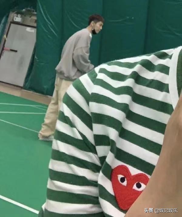 偶遇鹿晗关晓彤穿情侣装吃火锅,偶遇关晓彤和她合影