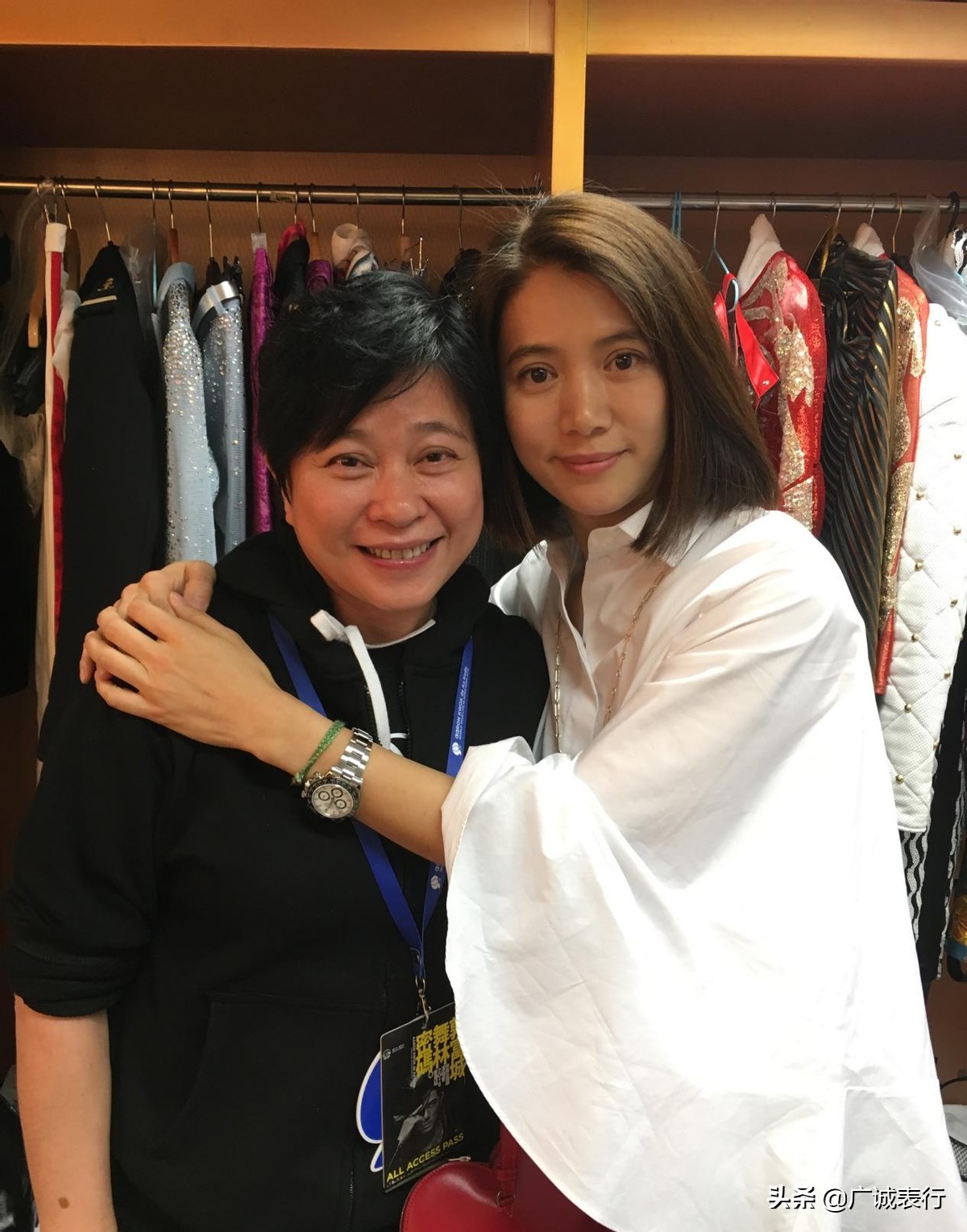 香港女星袁咏仪视频,袁咏仪时尚芭莎佩戴的手机表