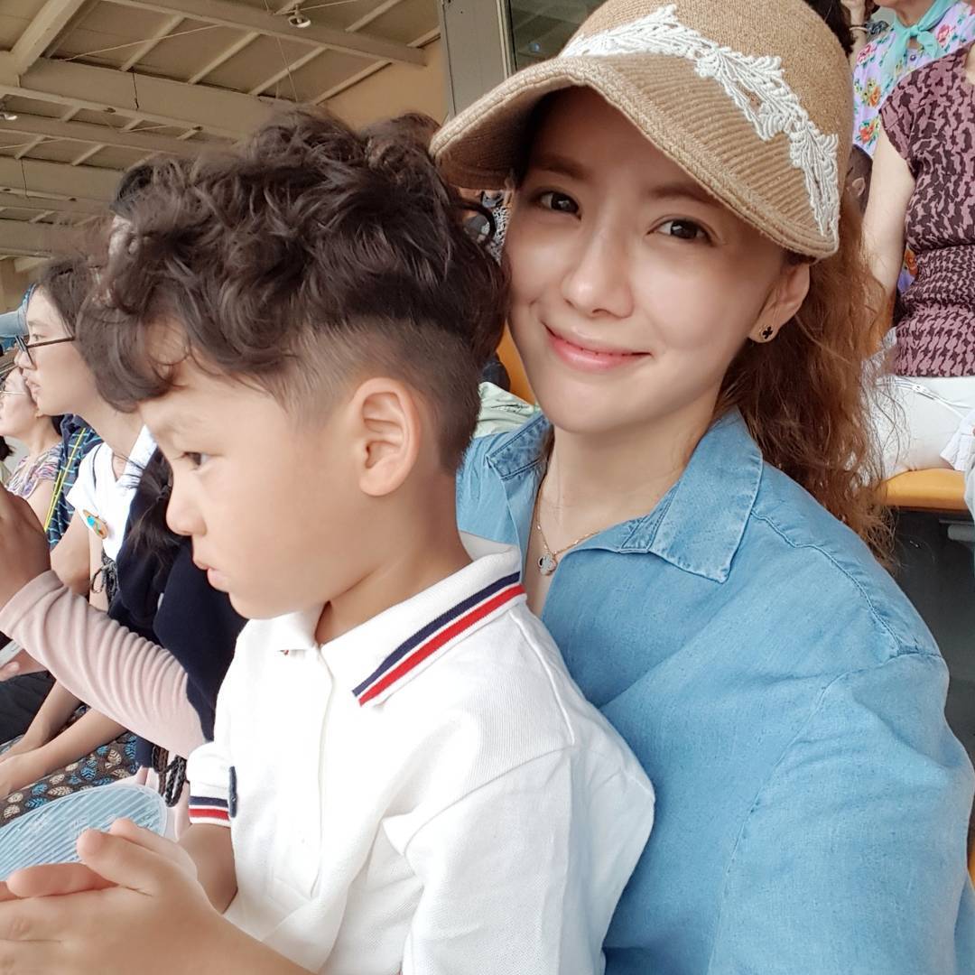 韩女星刘荷娜“越界”了?与公公互动亲密,还称老公安装隐藏相机