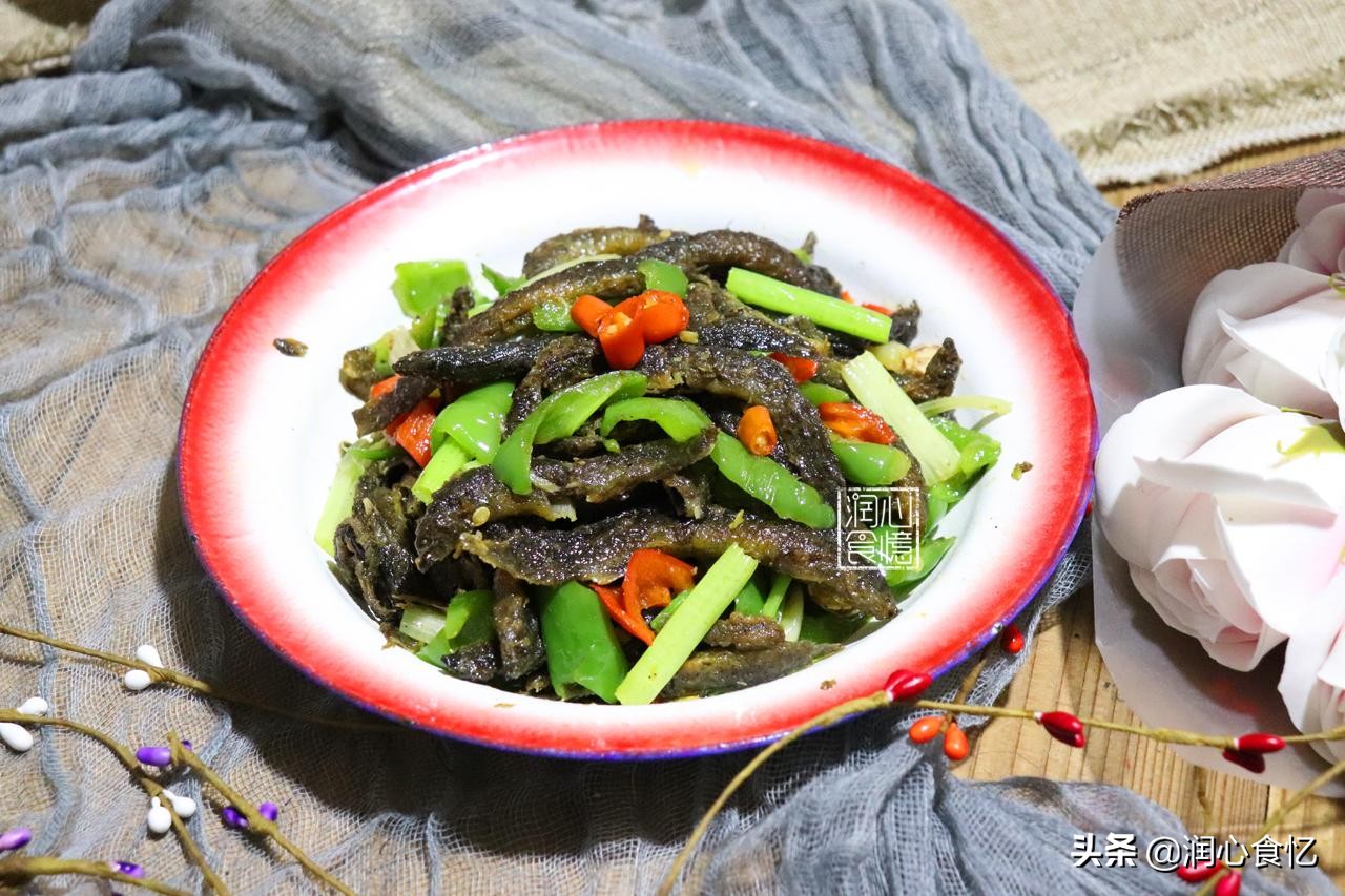 活跃于稀泥田里，乡下小孩都抓过！吃了健脾益肾，很多人不敢吃