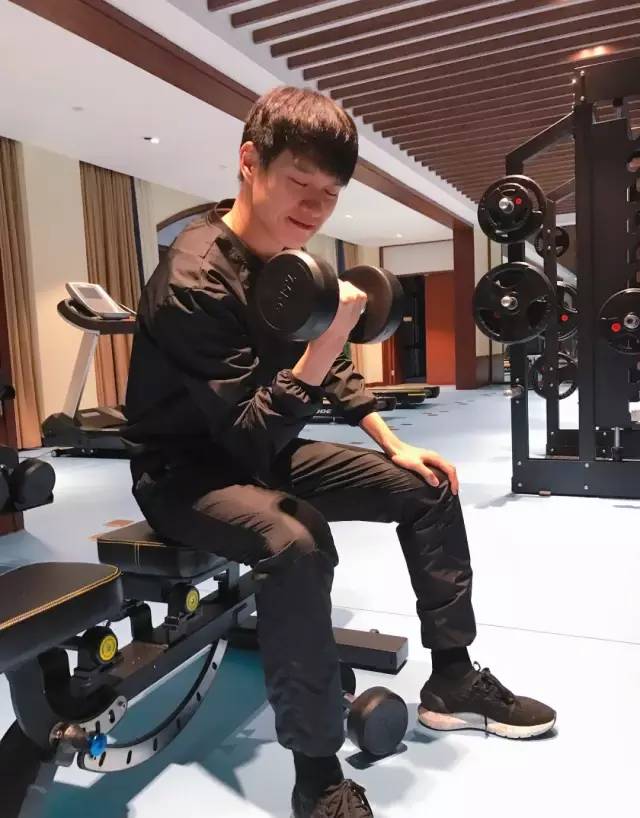 李现200斤未p照片曝光：你以为的腹肌男神，其实是自律狂魔