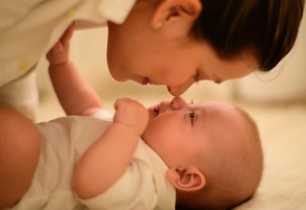 婴儿看到某个人突然哭闹,婴儿一见到某个人就哭是什么原因