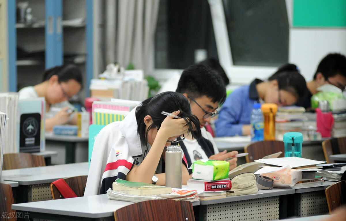 初中生熬夜学习到几点合适,初三孩子熬夜学习需要家长陪吗