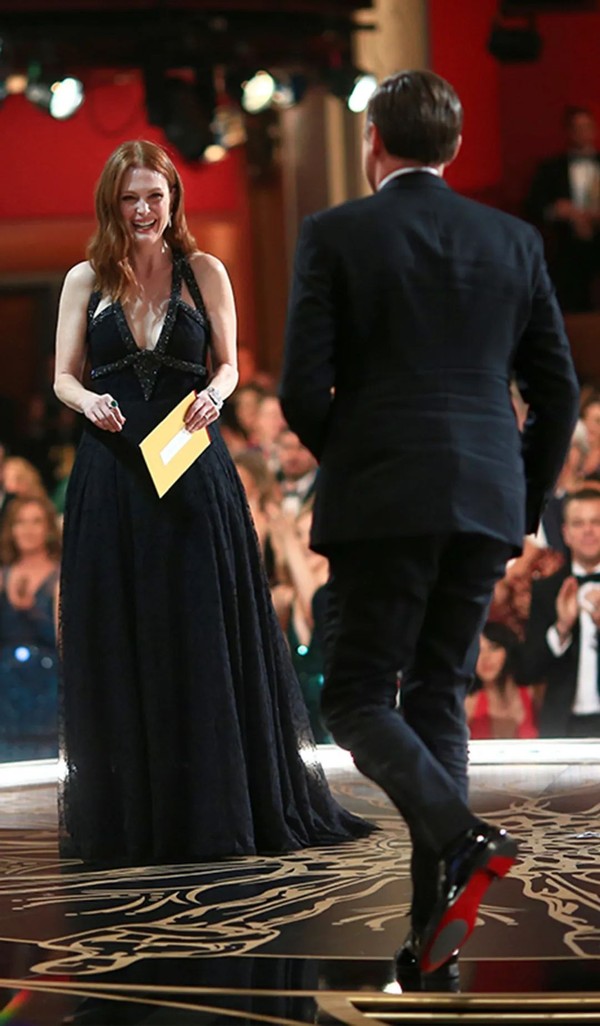 cl红底高跟鞋侧面镂空,cl红底高跟鞋上脚效果