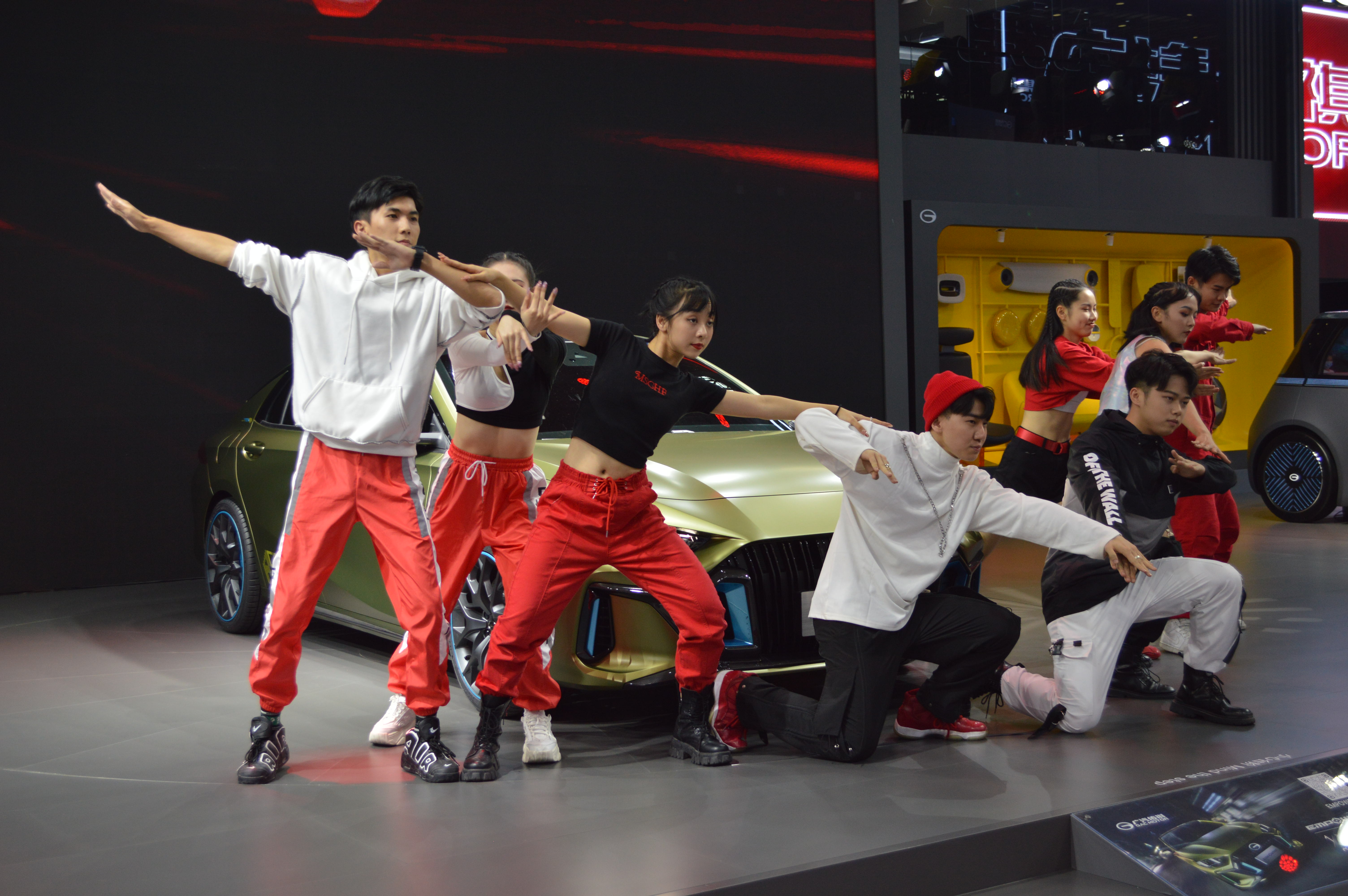 广州车展车模小姐姐,2019上海国际车展广汽传祺车模