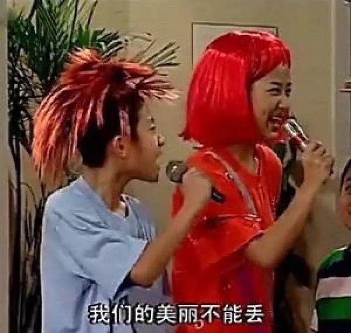 杨紫穿黑色连帽卫衣搭配,杨紫同款kk衣服