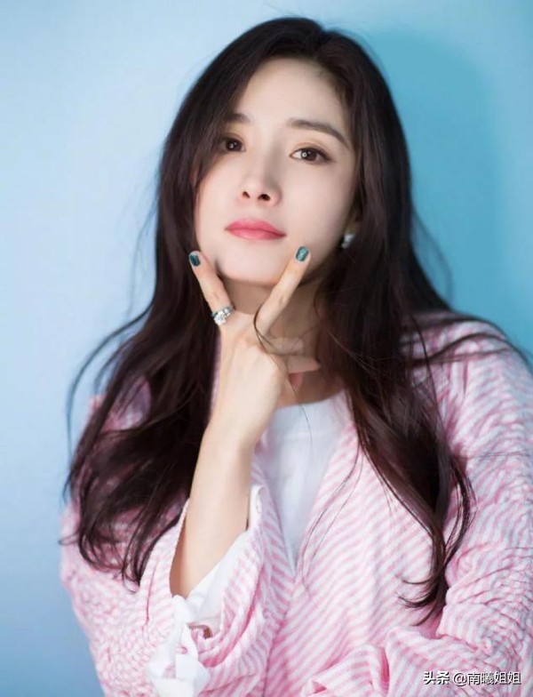 春季圆脸黑长直发有刘海半扎编发,圆脸换个短发