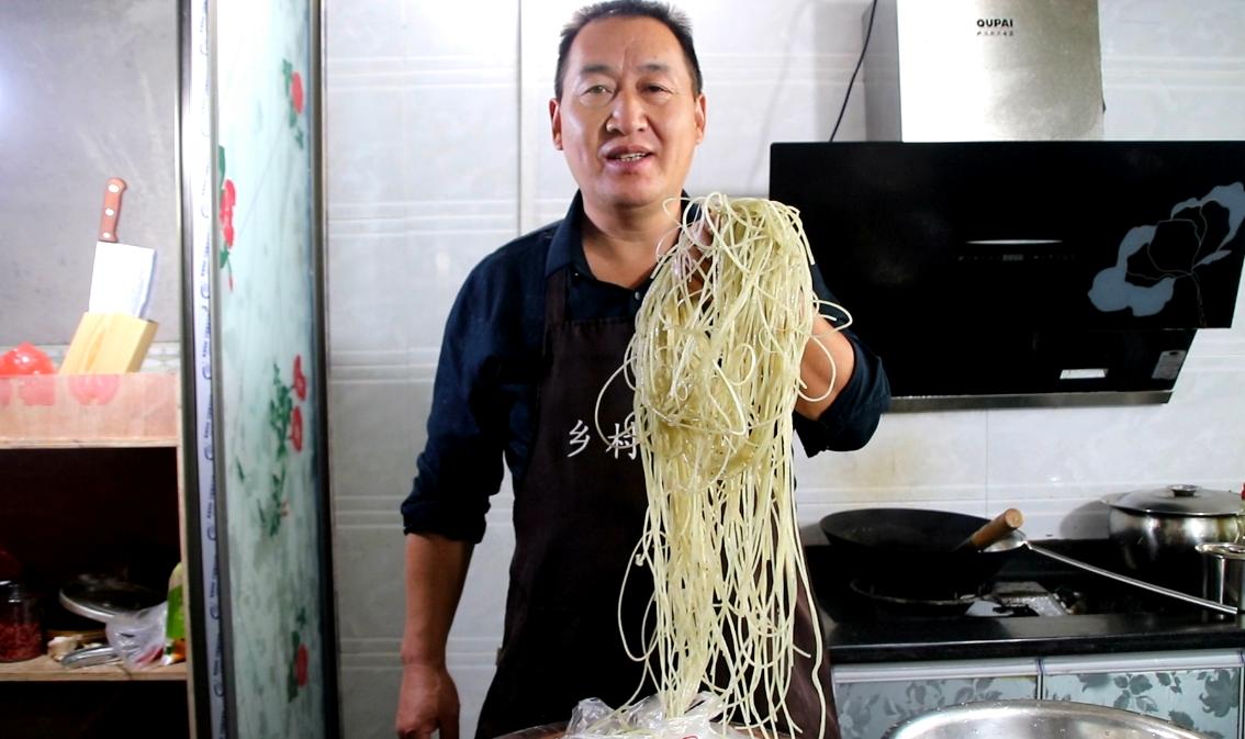 潘姥姥重庆酸辣粉正宗做法,乡村潘哥做猪血