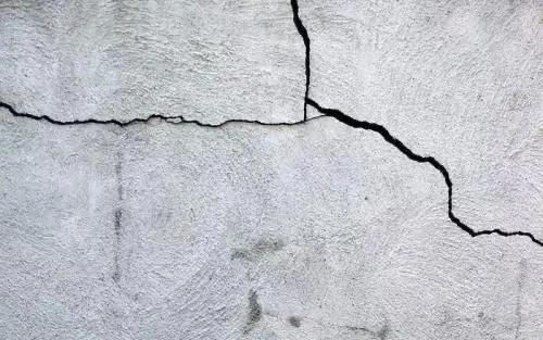 水泥开裂原因及处理方法,刚浇的水泥开裂什么原因