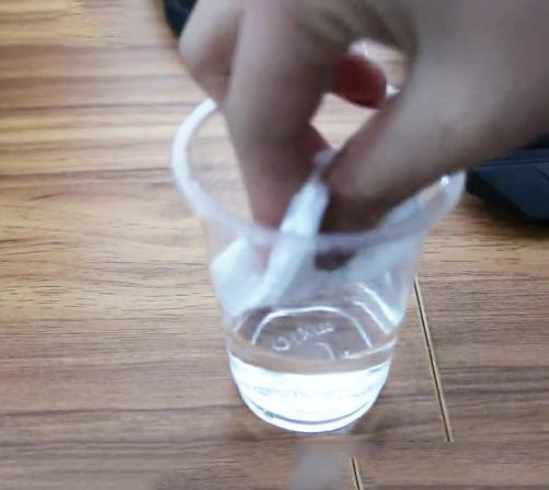 电脑屏幕脏了用酒精擦可以吗,电脑屏面脏用什么擦干净