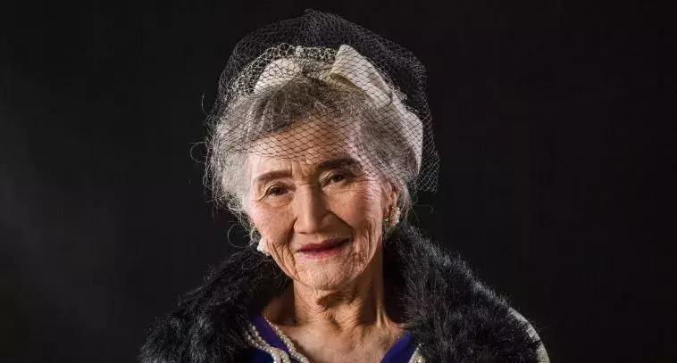 火爆网络！桂林104岁奶奶天生美人胚，画师还原她年轻时模样，美美美！