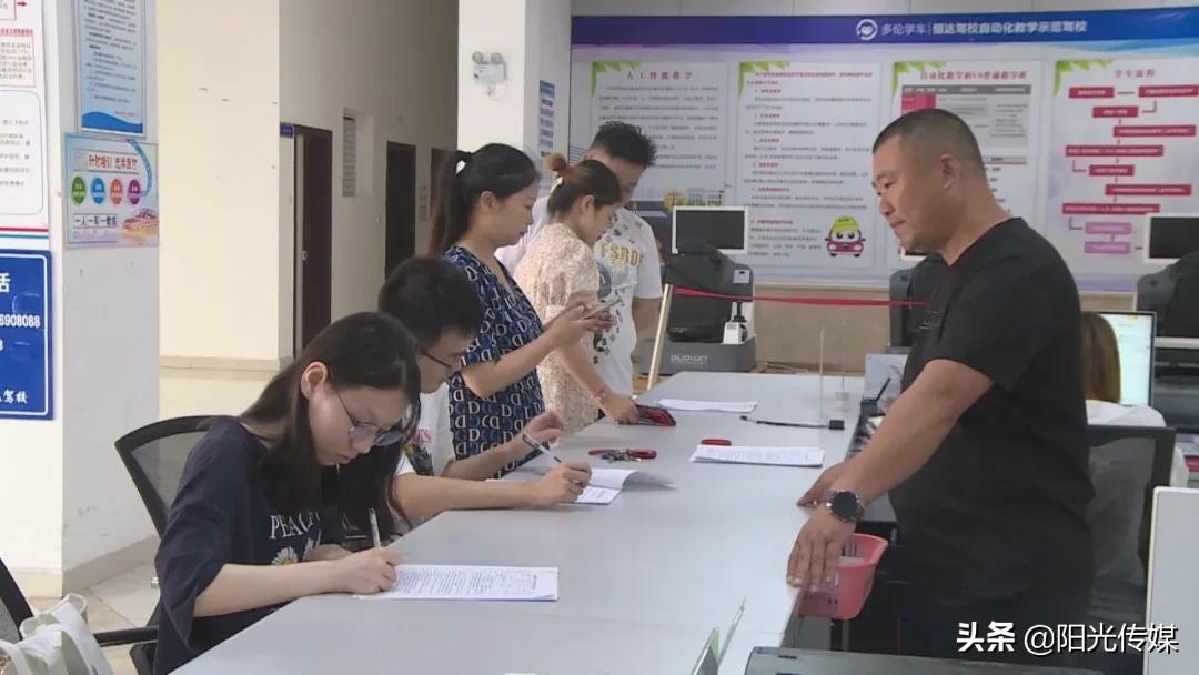 高考结束正是驾校学车的好时机,学车热高考结束驾校迎来报名高峰