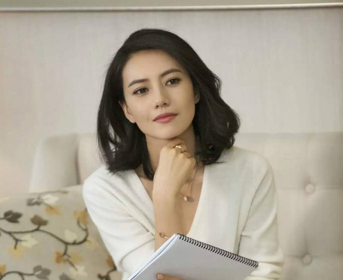 片酬500万，却欠30万成被执行人，王珞丹这几年到底经历了什么？