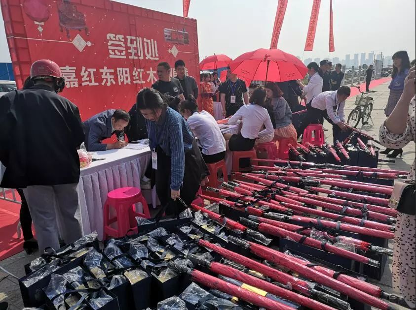 嘉红红木家俱城隆重开业，现场一片红红火火！