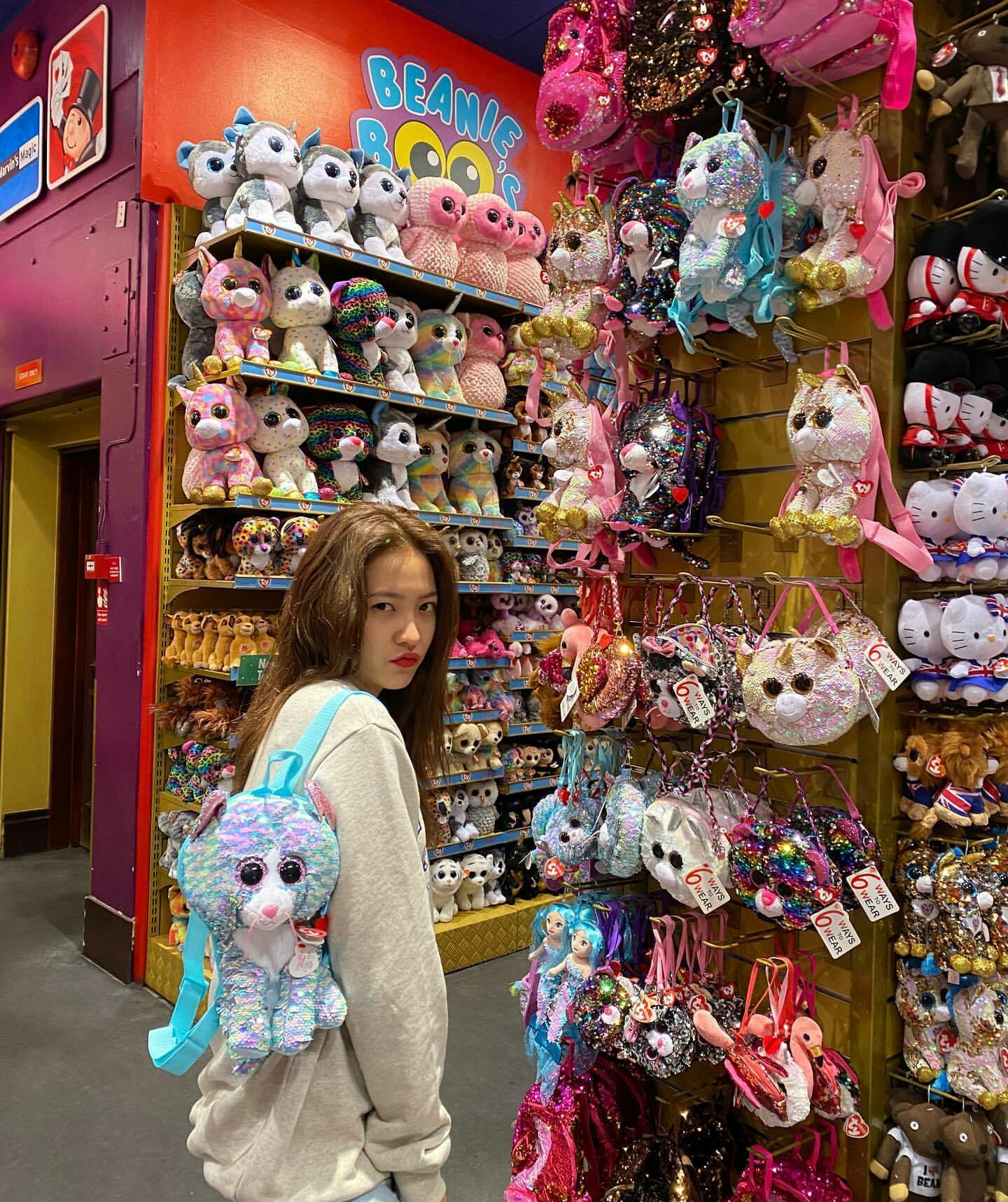 韩国女明星穿工装阔腿裤穿搭,韩国女团穿搭法则清凉显瘦时髦