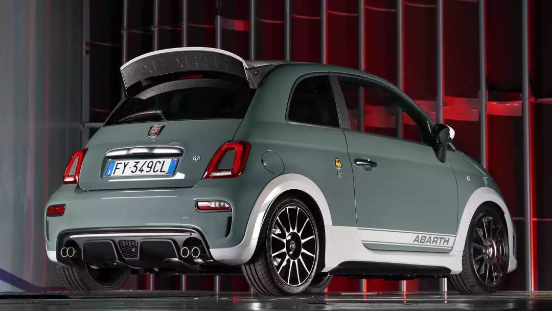 与F0同级别，1.4T的发动机，菲亚特Abarth695可不能小看