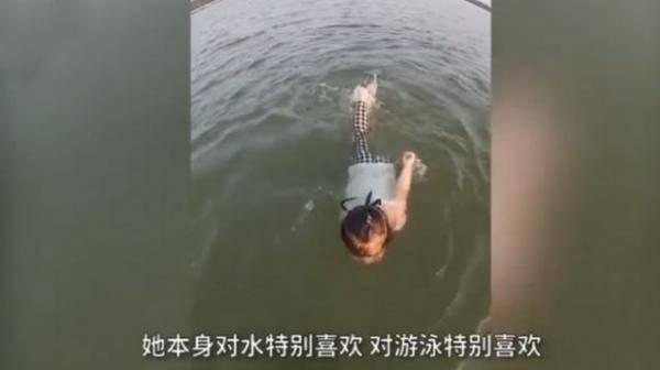 2岁女孩游泳10分钟横渡沾天湖,一岁女童10分钟横渡沾天湖