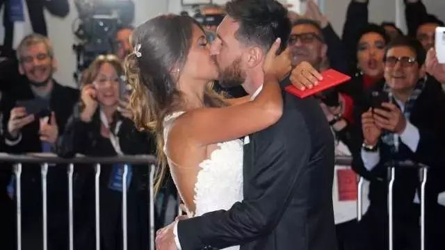 梅西有一个陪他几年的老婆,梅西30岁