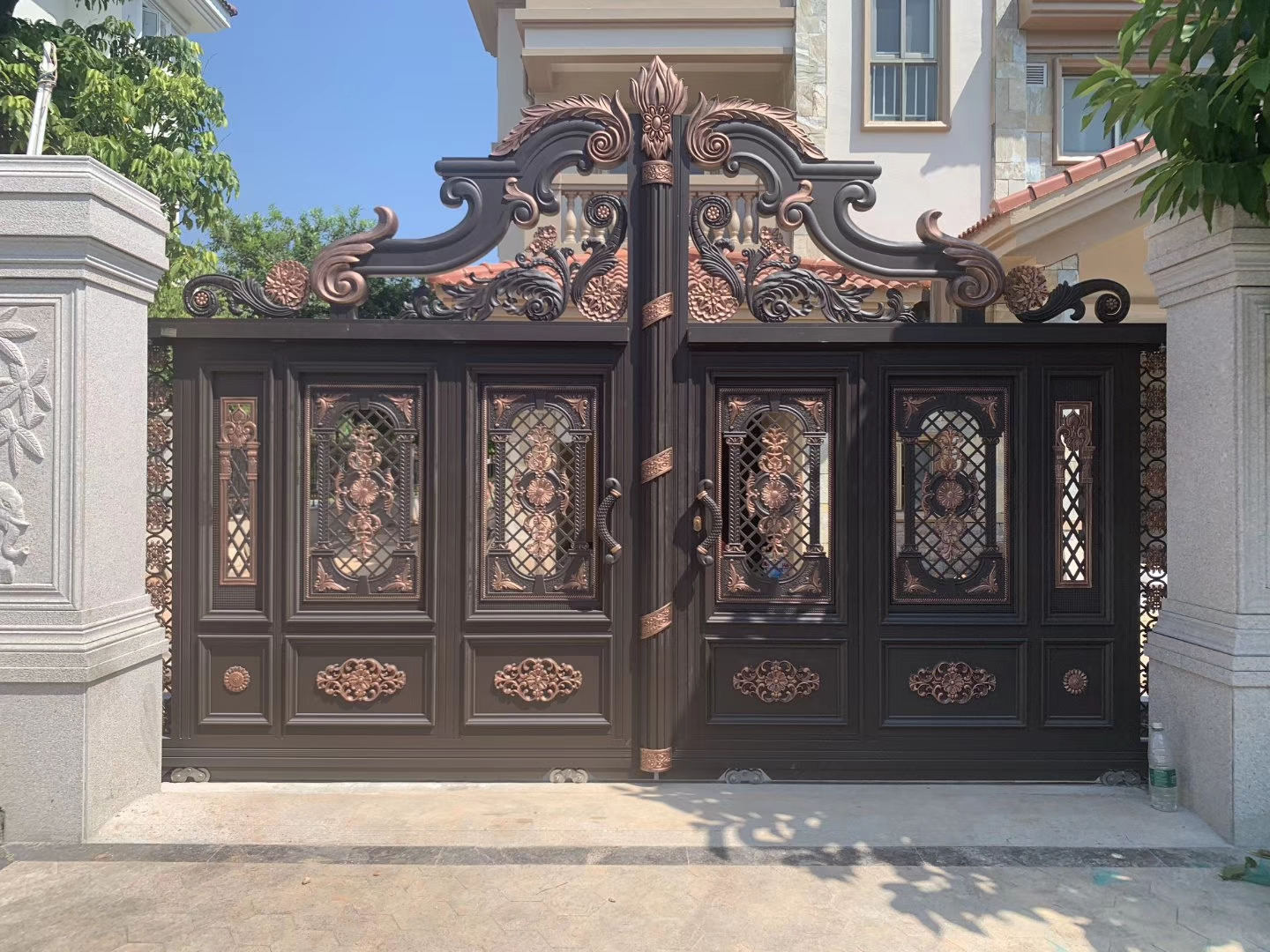 双开铝艺大门安装,双开铝艺大门